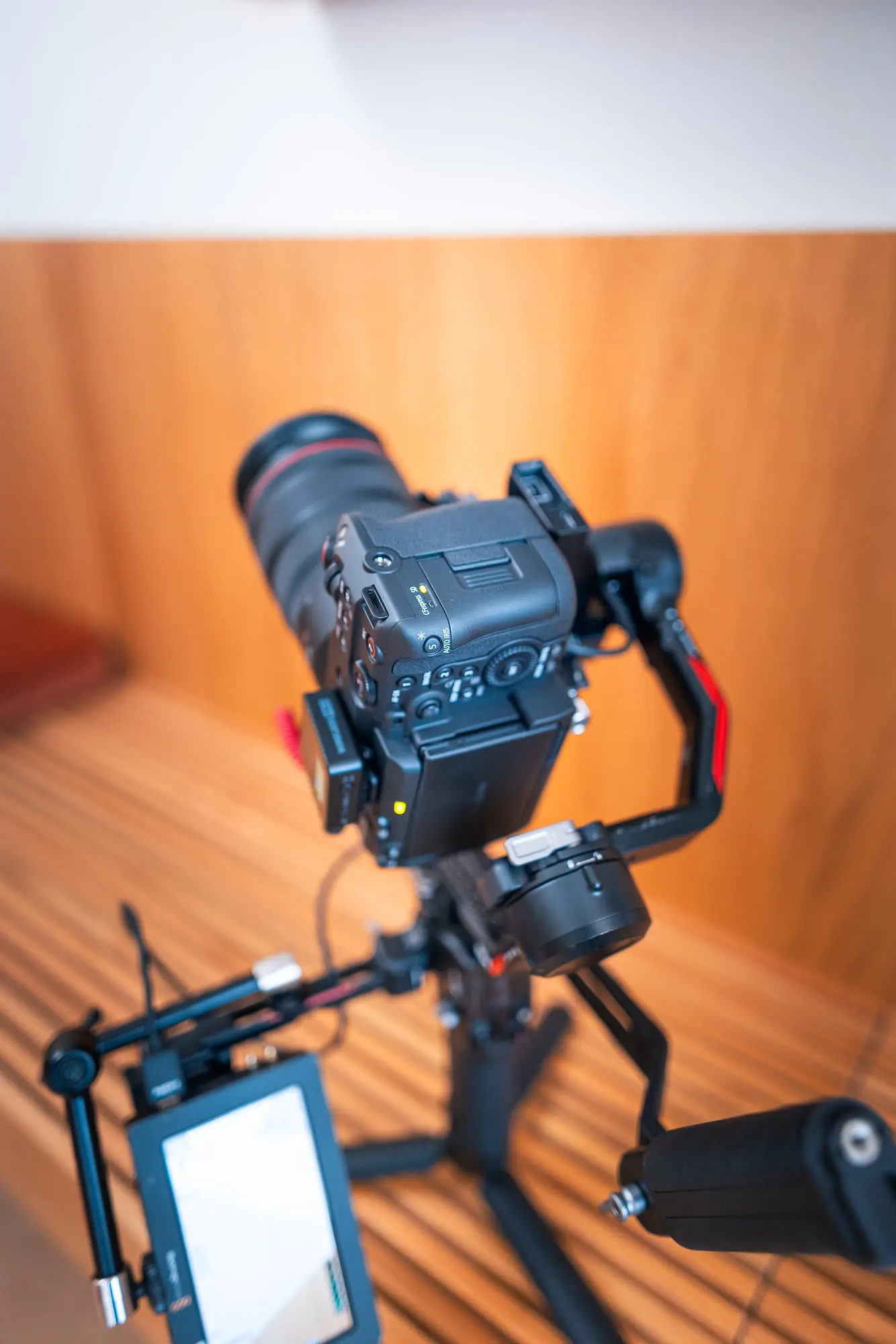 Kamera Canon EOS C70 na gimbalu DJI RS4 připravená k natáčení