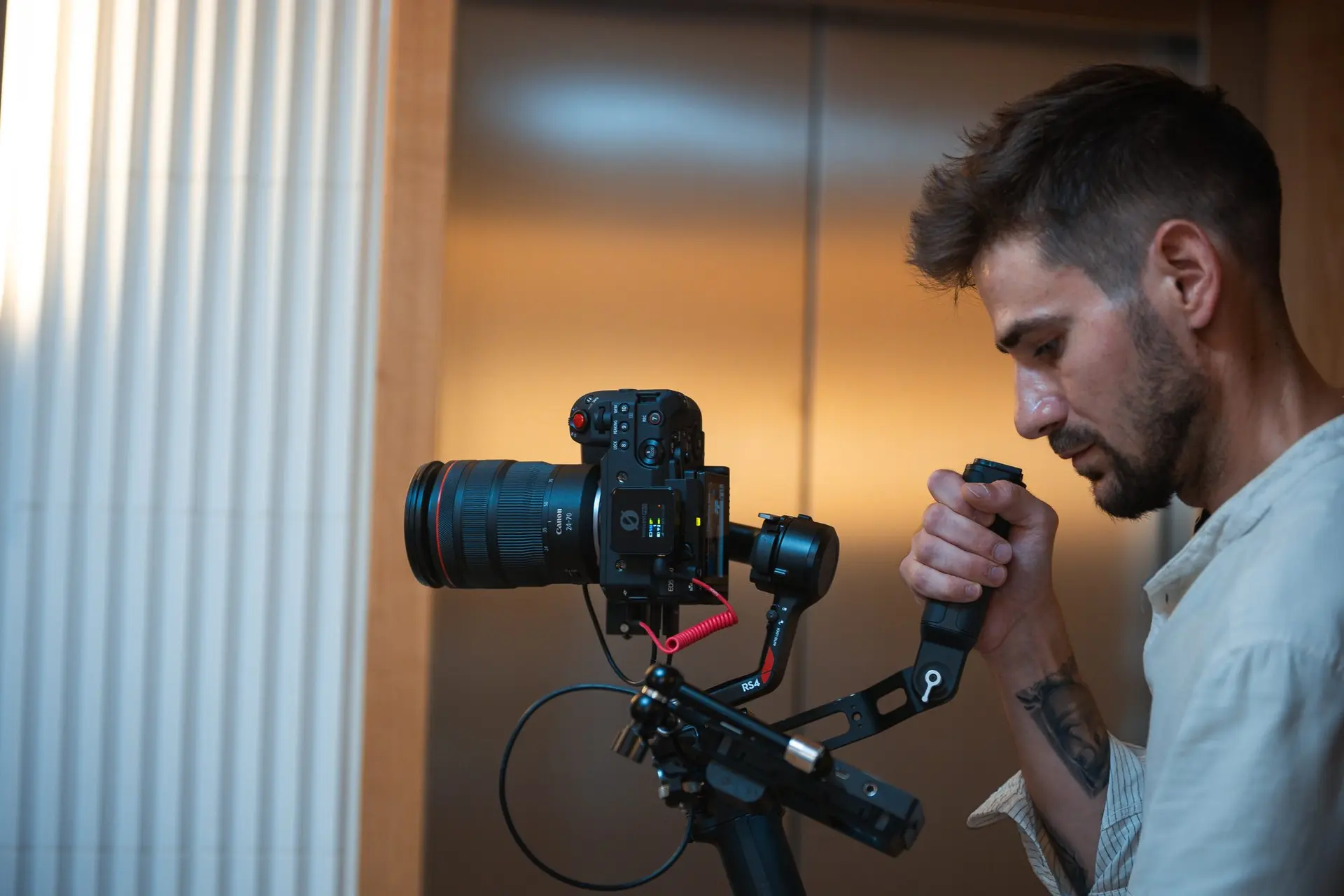 Tomáš Berka s kamerou Canon EOS C70 na gimbalu DJI RS4 při natáčení pro Fuafua