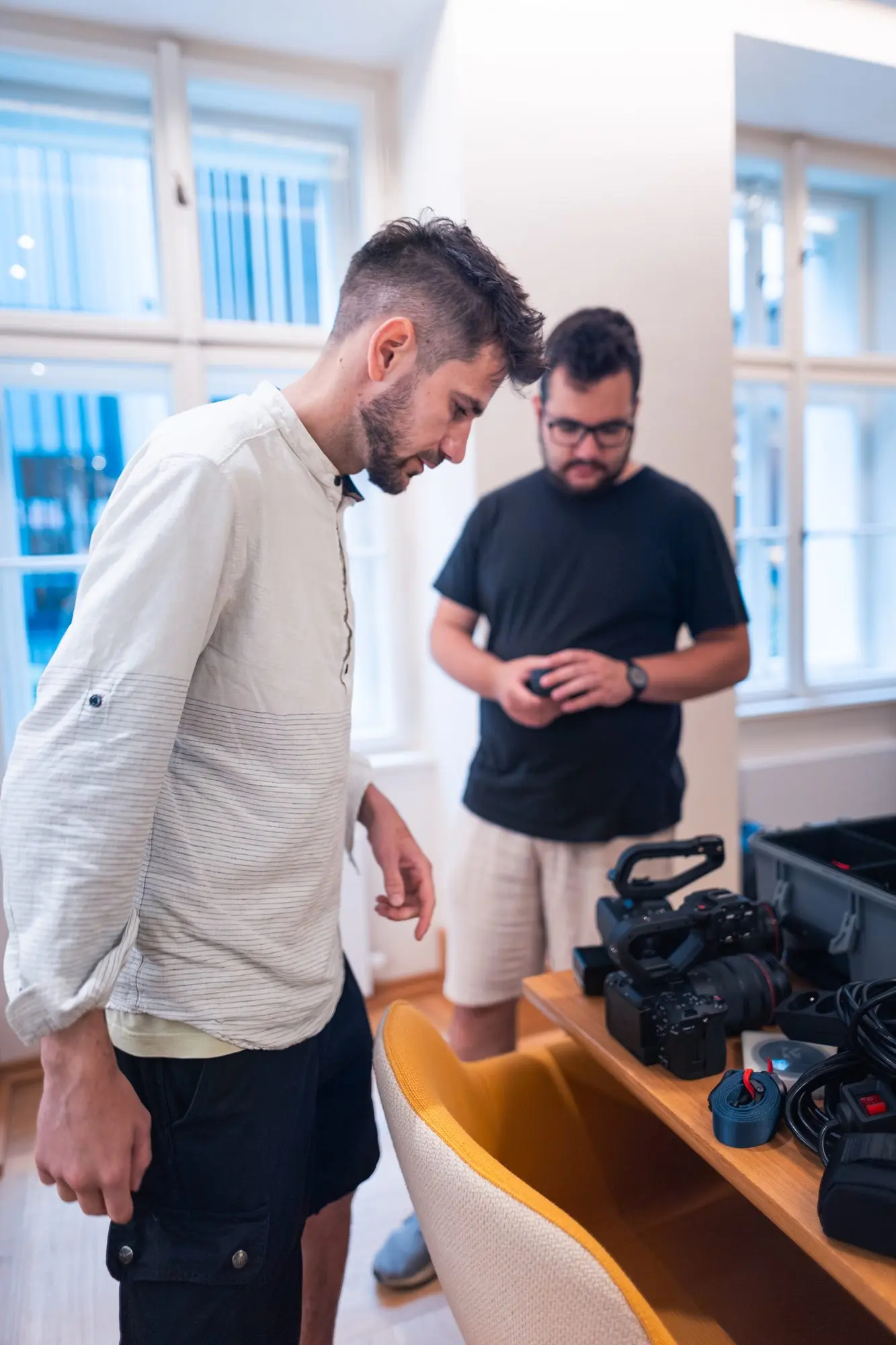 Tomáš Berka a Martin Kimla ze SocialVids připravují kameru před natáčením