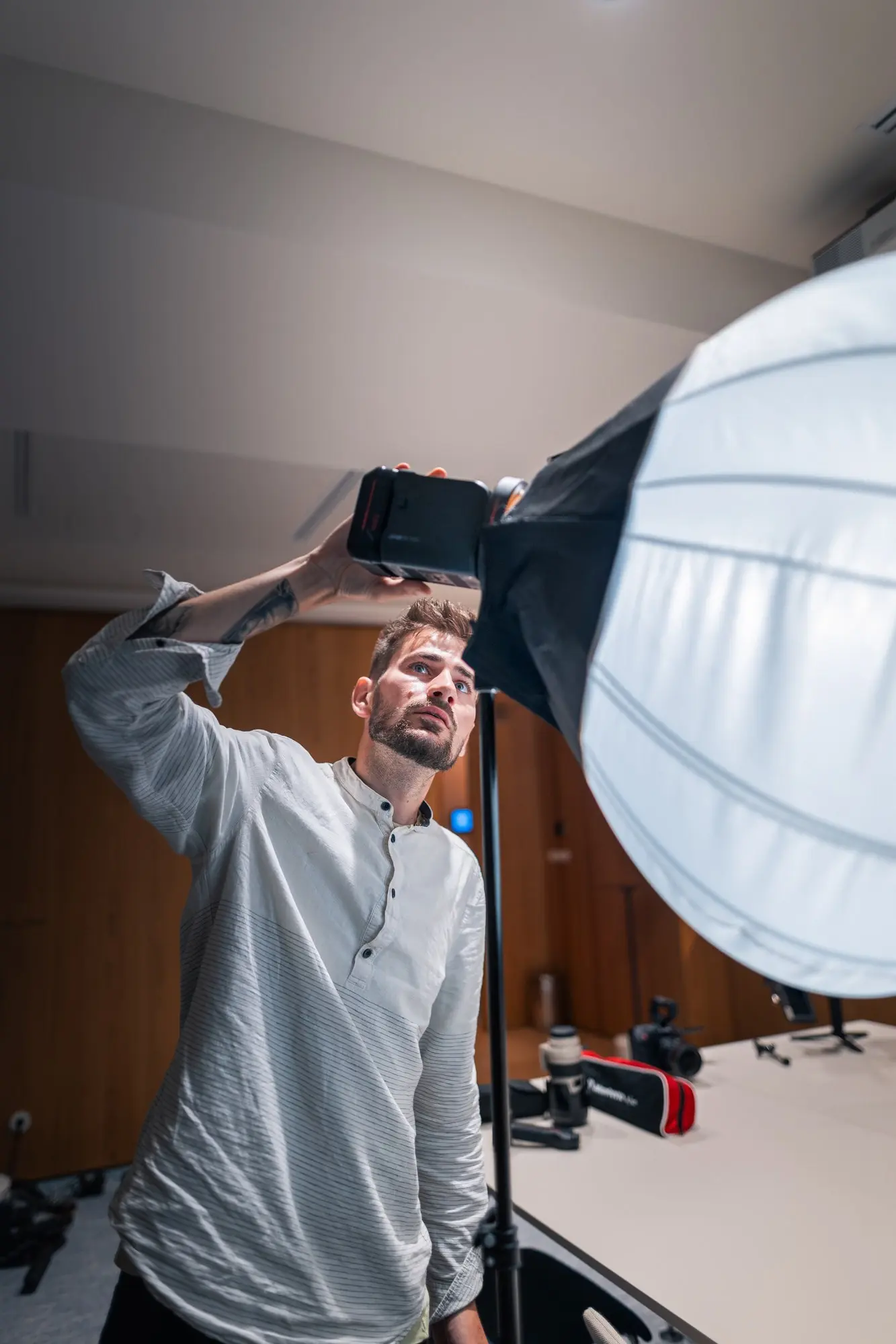 Tomáš při stavbě svícení na place