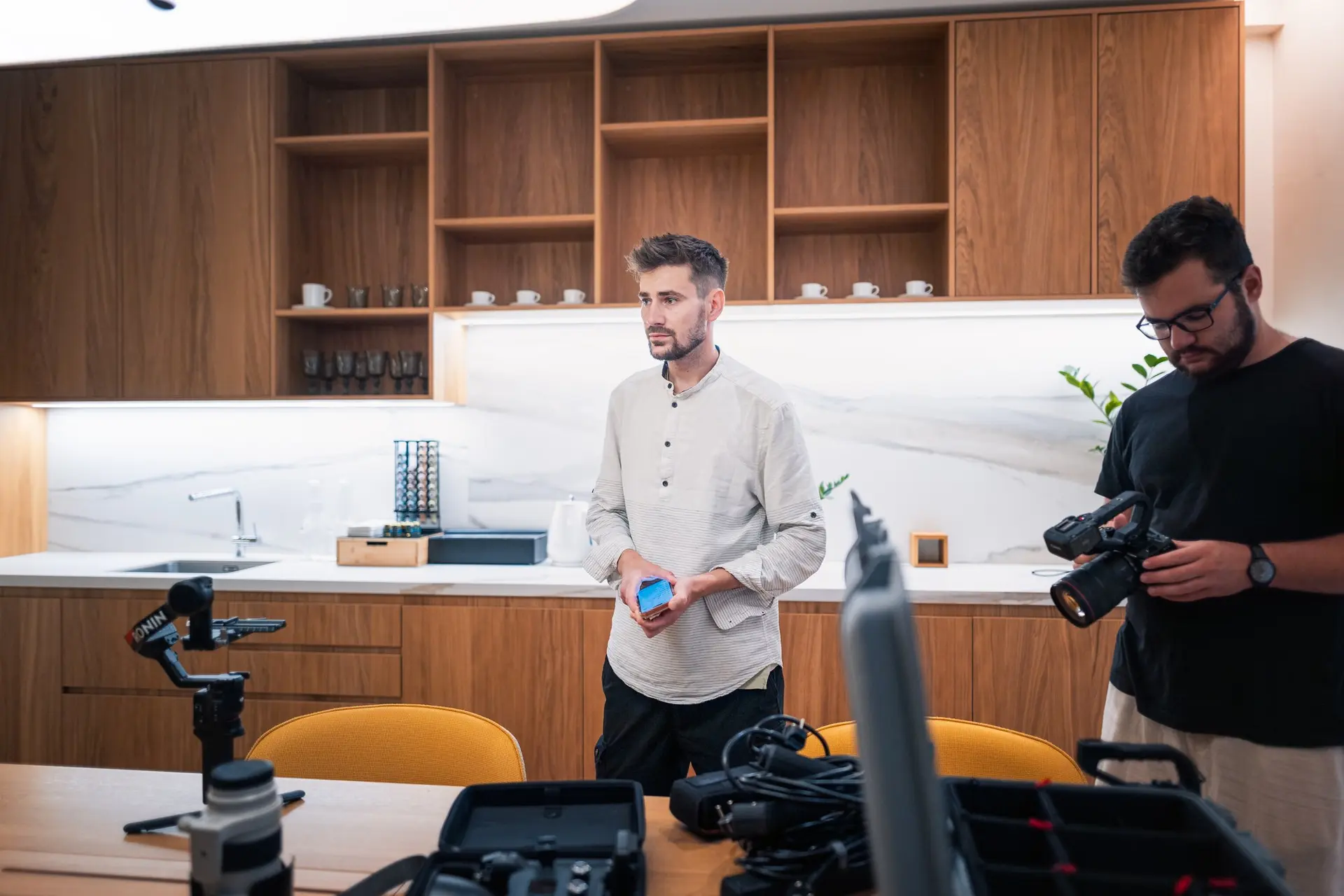 Tomáš s kolegou při přípravě techniky na natáčecí den